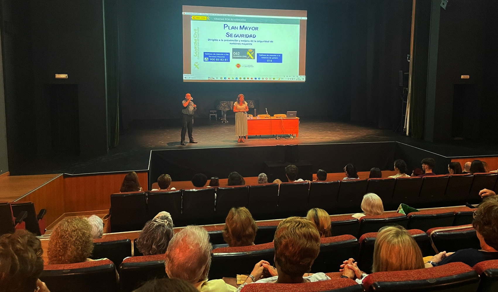 Casi un centenar de personas asisten a la charla de 